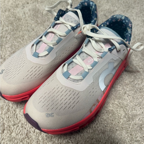 On Running Sneakers with Red Soles and Light Gray Uppers - Picture 2 of 3